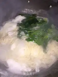 Make Quick-hand breakfast noodles step 4