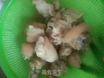 Make Sea belt pig feet soup step 4