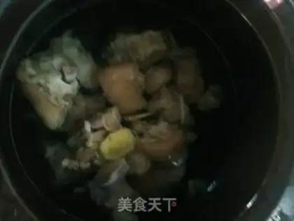 Make Sea belt pig feet soup step 7