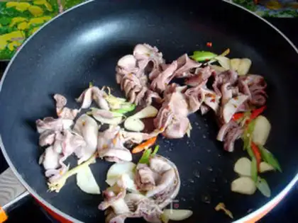 Make Pyramid fried pork sausage step 3