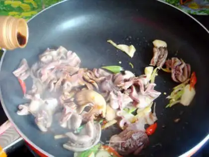 Make Pyramid fried pork sausage step 4