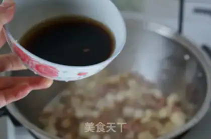 Make The fragrance of the sauce step 4