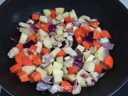 Make Curry potato chicken step 4
