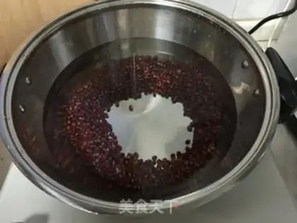 Make Red dates, red bean embryo soup step 1