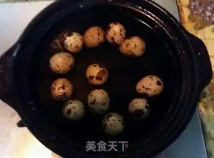 Make Eggs with egg juice step 1
