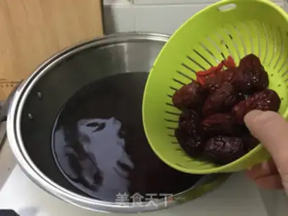 Make Red dates, red bean embryo soup step 3