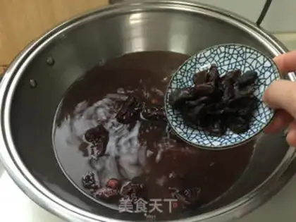 Make Red dates, red bean embryo soup step 4