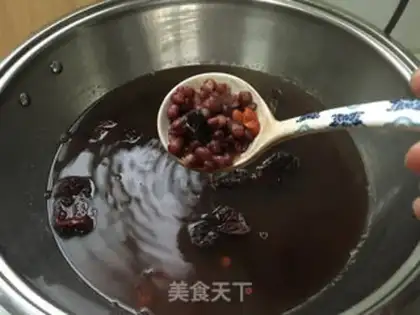 Make Red dates, red bean embryo soup step 6
