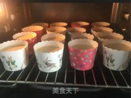 Make Christmas cream cupcakes step 7