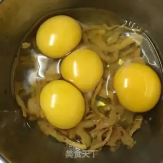 Make radish fried eggs step 1