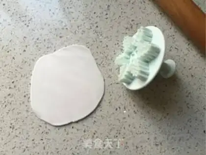 Make Christmas cream cupcakes step 14