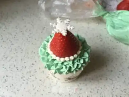 Make Christmas cream cupcakes step 20