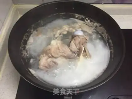 Make Roach, soybeans, bone soup step 1