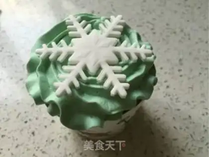 Make Christmas cream cupcakes step 21