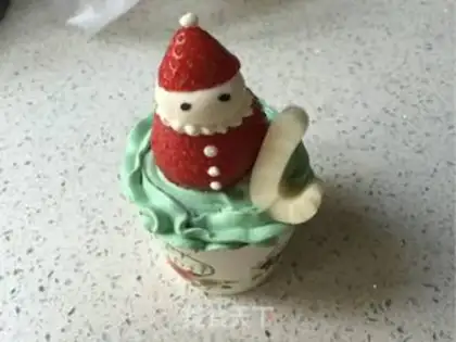 Make Christmas cream cupcakes step 22