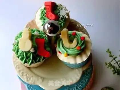 Make Christmas cream cupcakes step 23
