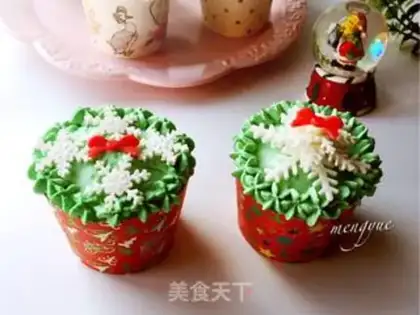 Make Christmas cream cupcakes step 24