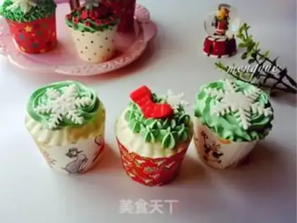 Make Christmas cream cupcakes step 25