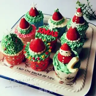 Make Christmas cream cupcakes step 26