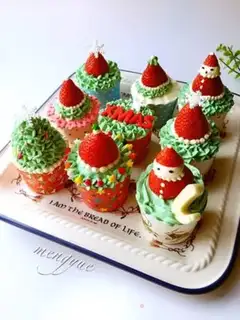 Make Christmas cream cupcakes step 27