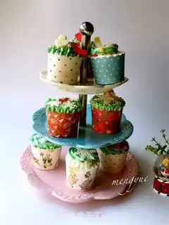 Make Christmas cream cupcakes step 28