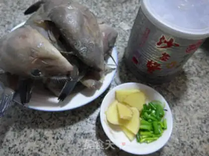 Make The salsa sauce burns little rubber fish step 0