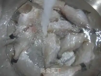 Make The salsa sauce burns little rubber fish step 1