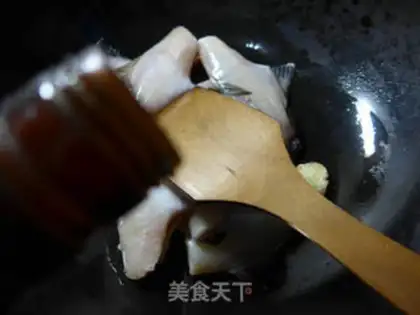 Make The salsa sauce burns little rubber fish step 3