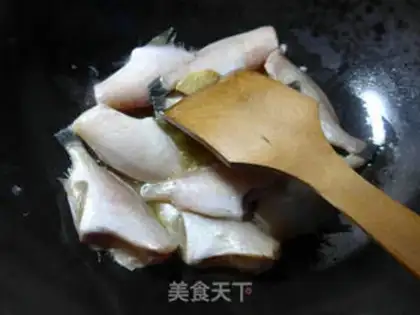Make The salsa sauce burns little rubber fish step 4