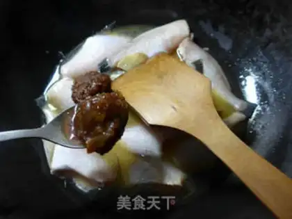 Make The salsa sauce burns little rubber fish step 6
