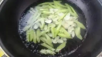 Make Celery lily shrimp step 3