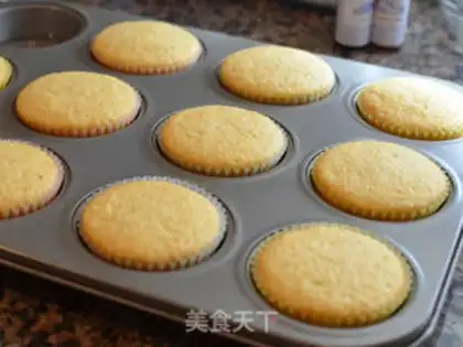 Make Christmas tree cupcakes step 7