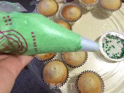 Make Christmas tree cupcakes step 9