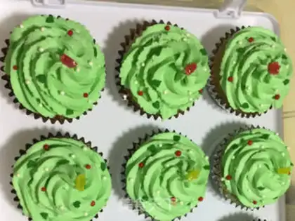 Make Christmas tree cupcakes step 11