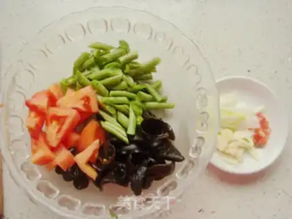 Make Four seasons of bean fried wood step 1