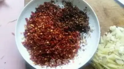 Make Homemade pepper oil step 4