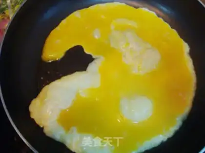 Make Tomato sauce fried eggs step 3