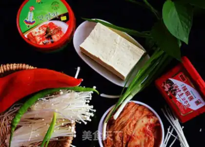 Make Hot cabbage tofu soup step 0