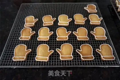 Make Christmas frosting cookies step 4