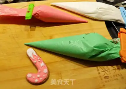 Make Christmas gingerbread house step 12
