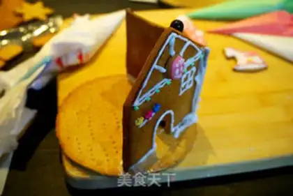 Make Christmas gingerbread house step 13