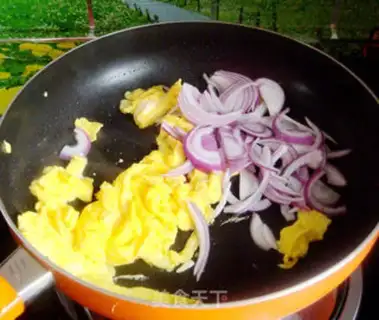 Make Onion fried eggs step 4