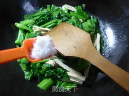 Make Tofu-dried oil and vegetables step 7