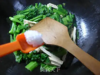Make Tofu-dried oil and vegetables step 8