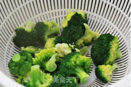 Make Christmas tree of broccoli step 4