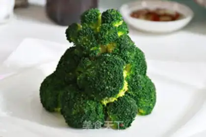 Make Christmas tree of broccoli step 5