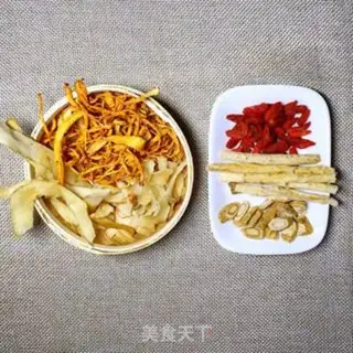 Make Xiyang Zhuen Yuen, chicken soup step 1