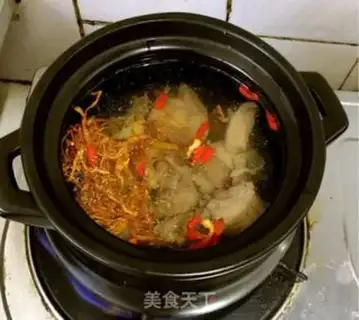 Make Xiyang Zhuen Yuen, chicken soup step 3