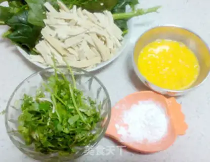 Make Spinach egg tofu soup step 1