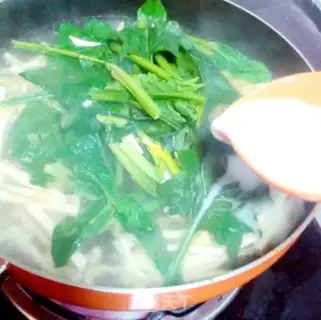Make Spinach egg tofu soup step 4